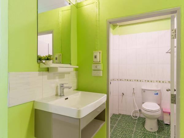 SriRungRueng Place : photo 6 de la chambre chambre lits jumeaux avec salle de bains privative