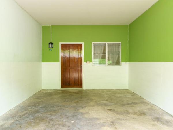 SriRungRueng Place : photo 2 de la chambre chambre double avec salle de bains privative