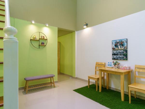 SriRungRueng Place : photo 1 de la chambre chambre lits jumeaux avec salle de bains privative