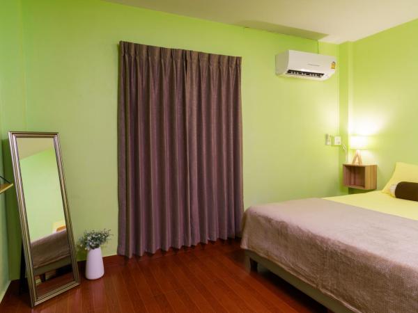 SriRungRueng Place : photo 4 de la chambre chambre double avec salle de bains privative