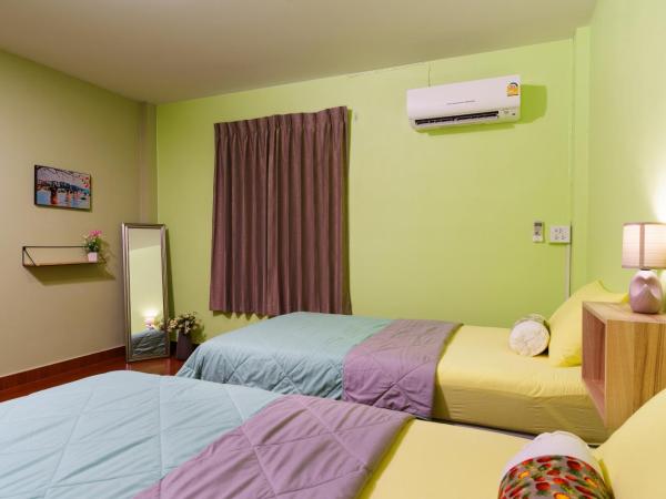 SriRungRueng Place : photo 5 de la chambre chambre lits jumeaux avec salle de bains privative