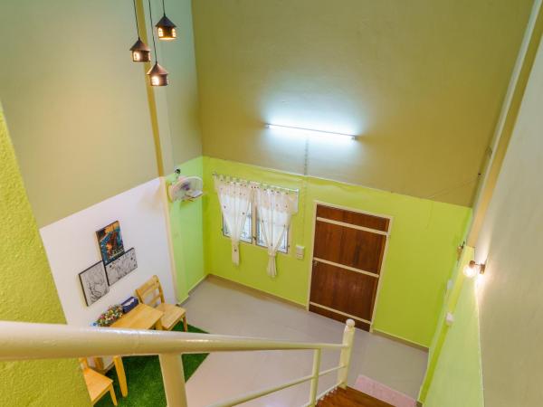 SriRungRueng Place : photo 10 de la chambre chambre double avec salle de bains privative