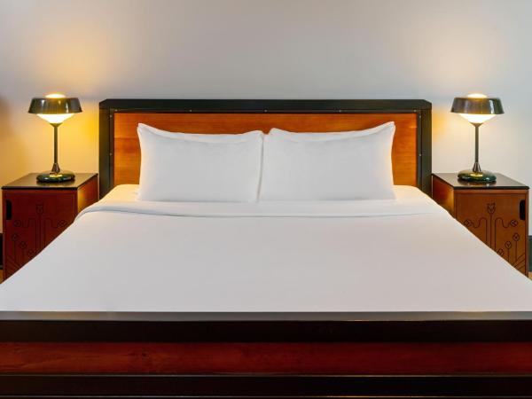 The Barnett : photo 1 de la chambre chambre lit king-size avec baignoire accessible aux personnes à mobilité réduite