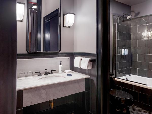 The Barnett : photo 2 de la chambre chambre lit king-size avec patio