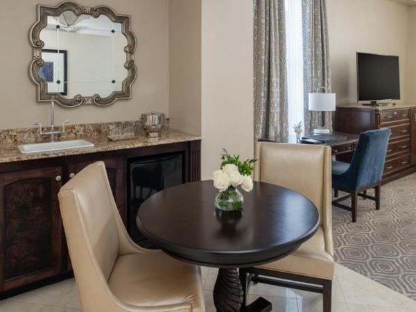 The Roosevelt Hotel New Orleans - Waldorf Astoria Hotels & Resorts : photo 2 de la chambre suite lit king-size de luxe