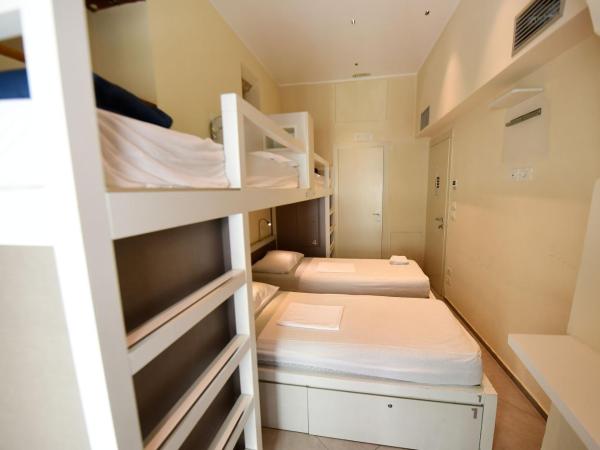 Little Italy Hostel Ex Chiesa S Donato : photo 1 de la chambre lit dans dortoir pour femmes de 4 lits