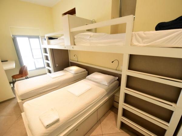 Little Italy Hostel Ex Chiesa S Donato : photo 6 de la chambre lit dans dortoir pour femmes de 4 lits