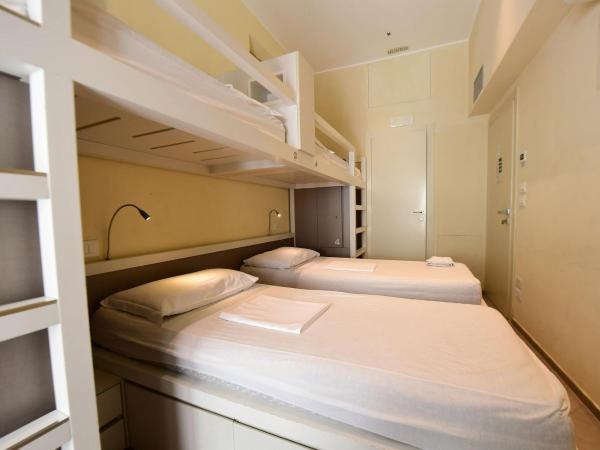 Little Italy Hostel Ex Chiesa S Donato : photo 2 de la chambre lit dans dortoir pour femmes de 4 lits