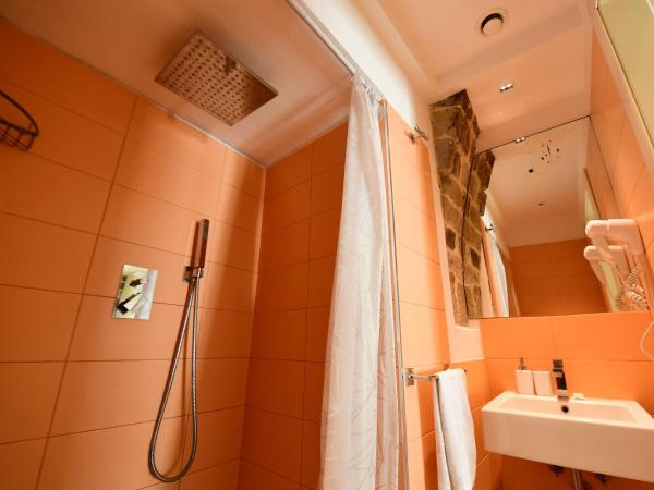 Little Italy Hostel Ex Chiesa S Donato : photo 1 de la chambre chambre deluxe double ou lits jumeaux