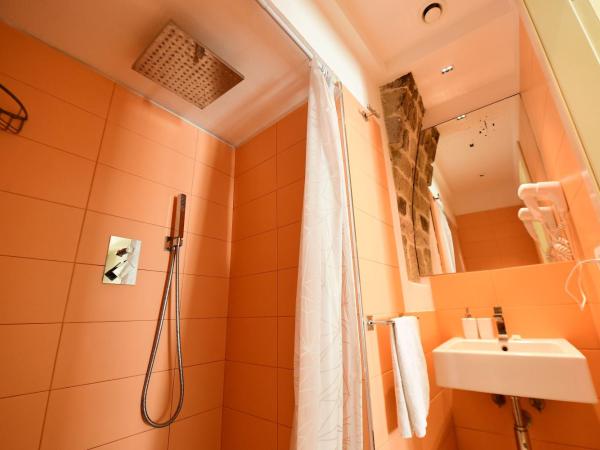 Little Italy Hostel Ex Chiesa S Donato : photo 2 de la chambre chambre deluxe double ou lits jumeaux