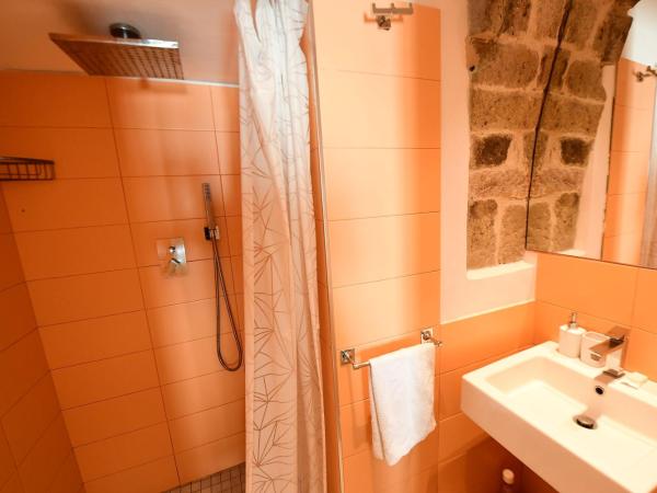 Little Italy Hostel Ex Chiesa S Donato : photo 3 de la chambre chambre deluxe double ou lits jumeaux