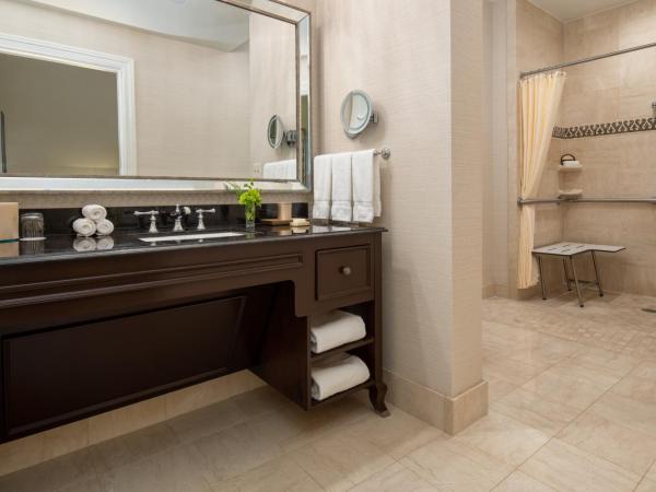 The Roosevelt Hotel New Orleans - Waldorf Astoria Hotels & Resorts : photo 5 de la chambre chambre lit king-size de luxe avec douche accessible en fauteuil roulant - adaptée aux personnes à mobilité réduite