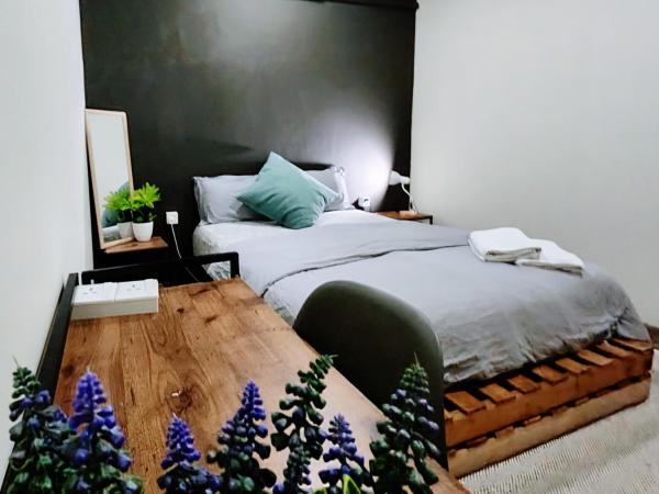 Upspot Kuching Waterfront Premium Hostel : photo 3 de la chambre chambre lit queen-size deluxe