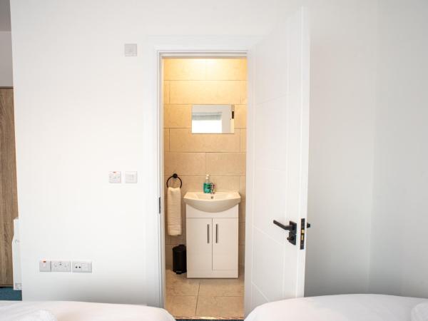 Westwood Court : photo 5 de la chambre chambre quadruple avec salle de bains privative
