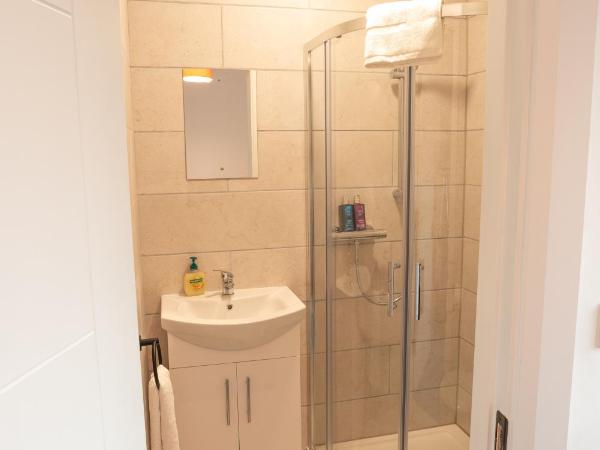 Westwood Court : photo 3 de la chambre chambre double avec salle de bains privative