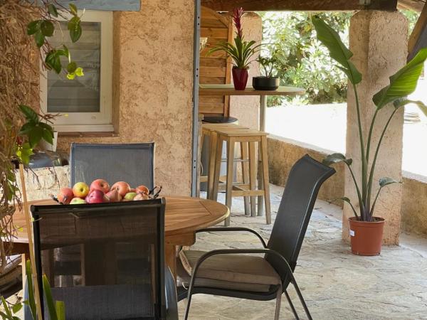 La Borréliane : photo 9 de la chambre chambre double - vue sur piscine