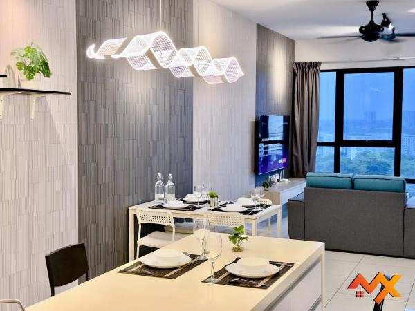 MidValley Southkey Mosaic 6-9pax Netflix-SmartTV70inch : photo 1 de la chambre appartement supérieur 2 chambres