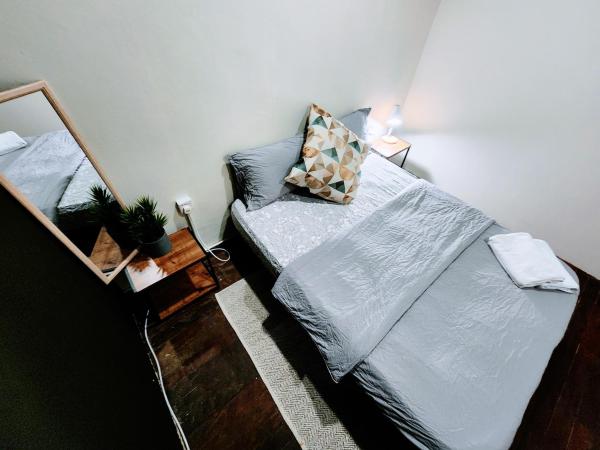 Upspot Kuching Waterfront Premium Hostel : photo 2 de la chambre chambre lit queen-size deluxe