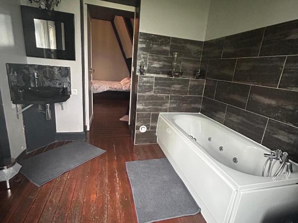 Château de La Prade : photo 2 de la chambre chambre triple