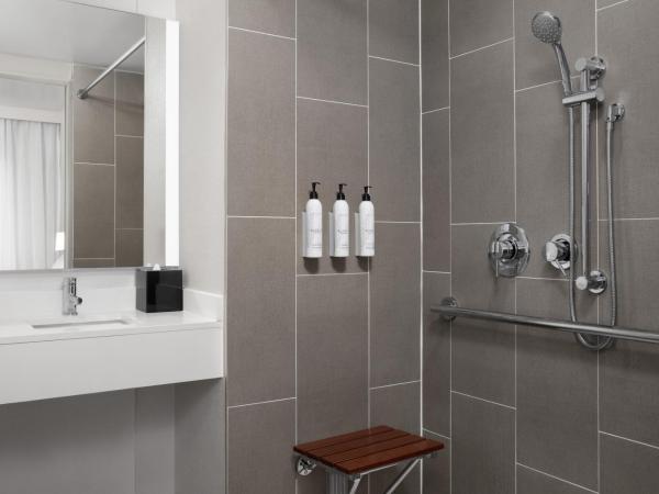 TownePlace Suites by Marriott New York Manhattan/Times Square : photo 1 de la chambre studio lit king-size pour personnes à mobilité réduite avec douche accessible en fauteuil roulant