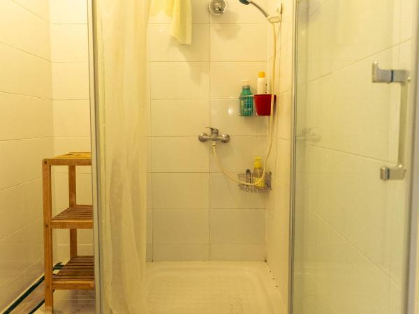 Korean Style Minbak Number Two PARIS : photo 9 de la chambre chambre double ou lits jumeaux avec salle de bains commune