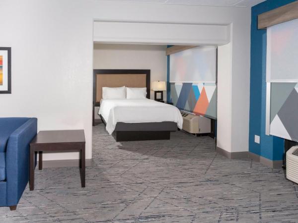Holiday Inn Express Hotel & Suites Jacksonville Airport, an IHG Hotel : photo 7 de la chambre suite lit queen-size avec canapé-lit