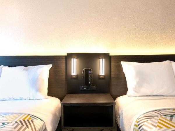 Motel 6-Charlotte, NC - Coliseum : photo 3 de la chambre chambre quadruple - non-fumeurs