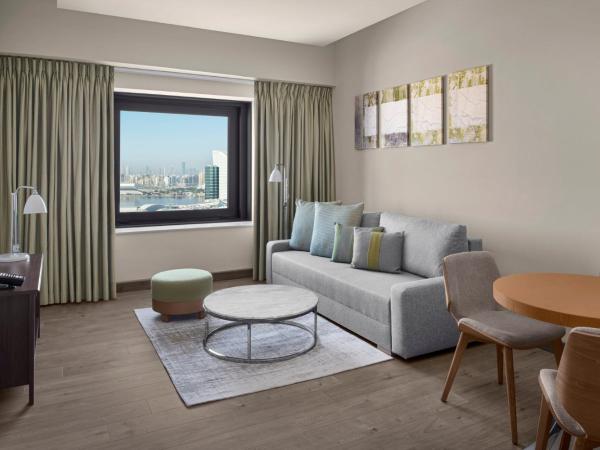 Holiday Inn & Suites - Dubai Festival City Mall, an IHG Hotel : photo 3 de la chambre 1 king one-bedroom apartment creek view