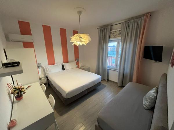 F.Rooms Napoli : photo 3 de la chambre grande chambre double ou lits jumeaux