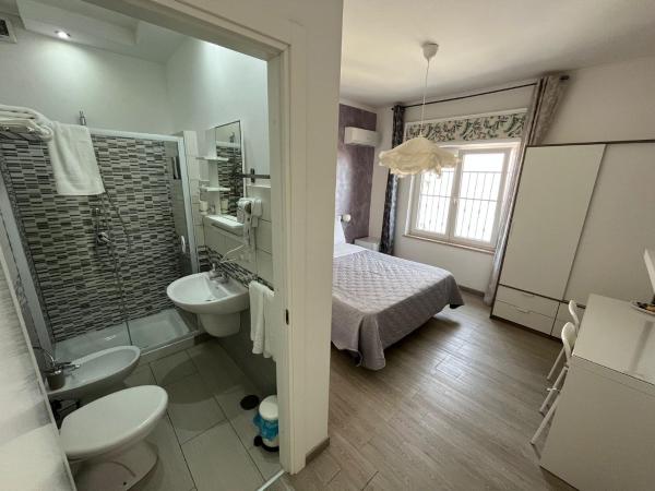 F.Rooms Napoli : photo 1 de la chambre grande chambre double ou lits jumeaux