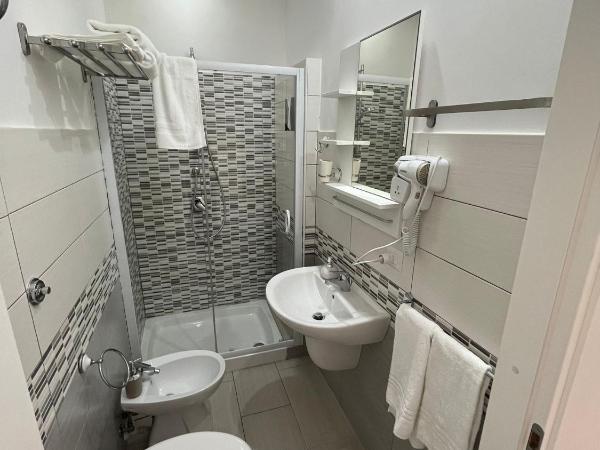 F.Rooms Napoli : photo 2 de la chambre grande chambre double ou lits jumeaux