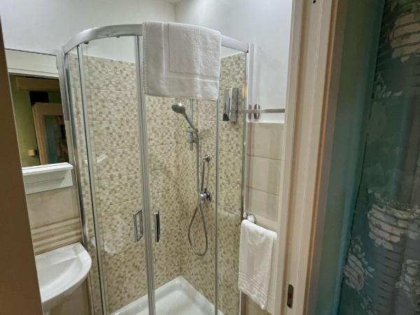 F.Rooms Napoli : photo 4 de la chambre grande chambre double ou lits jumeaux