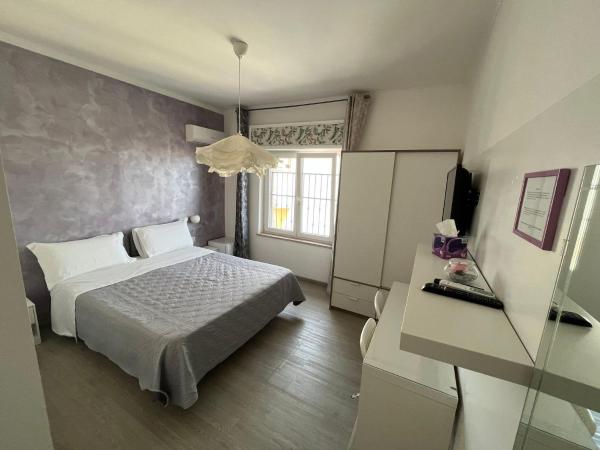 F.Rooms Napoli : photo 3 de la chambre grande chambre double ou lits jumeaux