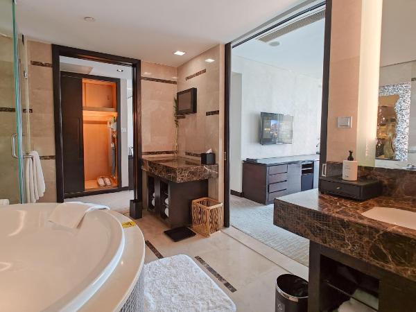 InterContinental Qingdao, an IHG Hotel - Inside the Olympic Sailing Center : photo 3 de la chambre suite junior lit king-size - vue sur océan