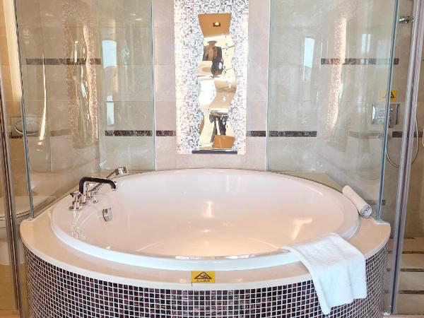 InterContinental Qingdao, an IHG Hotel - Inside the Olympic Sailing Center : photo 4 de la chambre suite junior lit king-size - vue sur océan