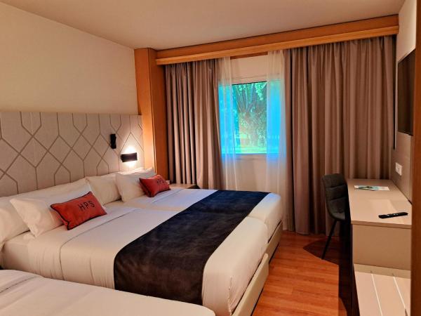 Hotel Puerta Santander : photo 4 de la chambre chambre double ou lits jumeaux avec lit d'appoint