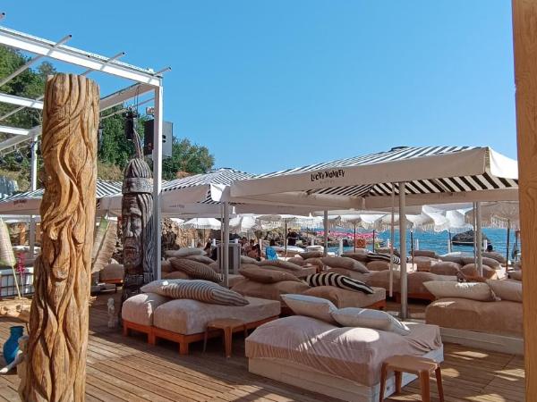 Lucky Monkey Hotel : photo 6 de la chambre chambre double deluxe - vue latérale sur mer