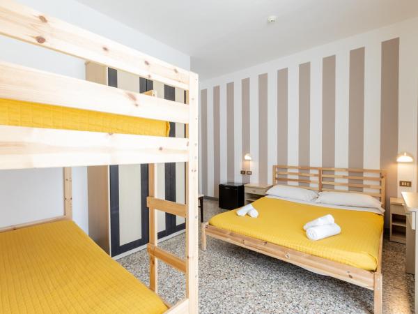 Beach Hotel Clerice : photo 1 de la chambre chambre quadruple avec balcon