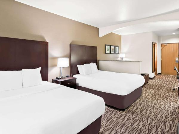 Comfort Suites Portland Airport : photo 2 de la chambre suite avec 2 lits queen-size