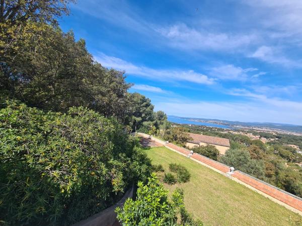 Villa M, Chambres d'Hôtes, Séjours Bien-être, Vue mer, Sauna, Piscine à Six-Fours : photo 1 de la chambre chambre lit king-size - vue sur mer
