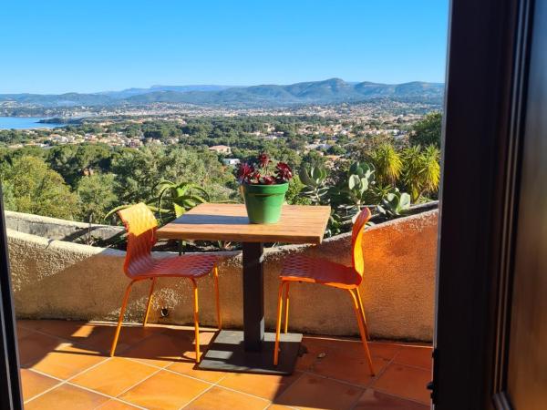 Villa M, Chambres d'Hôtes, Séjours Bien-être, Vue mer, Sauna, Piscine à Six-Fours : photo 6 de la chambre chambre lit queen-size - vue sur mer