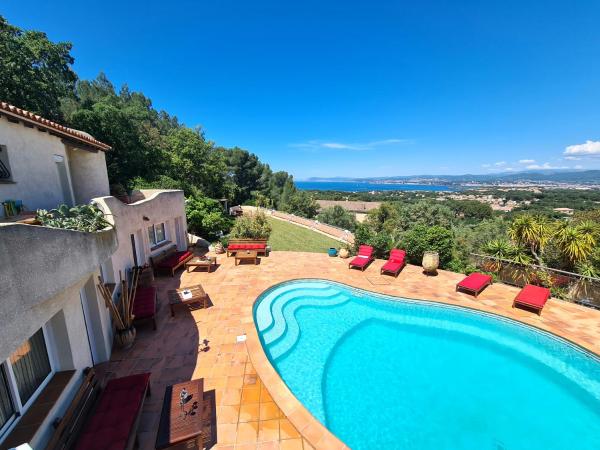 Villa M, Chambres d'Hôtes, Séjours Bien-être, Vue mer, Sauna, Piscine à Six-Fours : photo 5 de la chambre chambre lit queen-size - vue sur mer