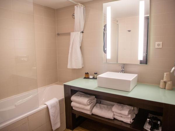 Appart Hôtel Clément Ader : photo 5 de la chambre appartement 2 chambres et salon avec canapé-lit 