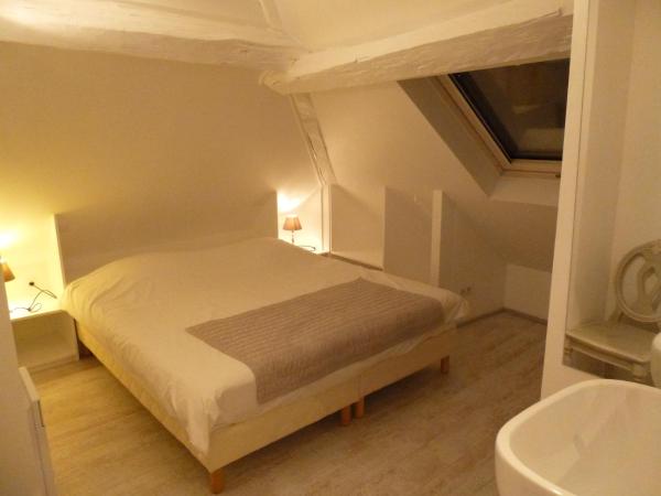 Logis - Hotel De La Mairie : photo 8 de la chambre chambre quadruple