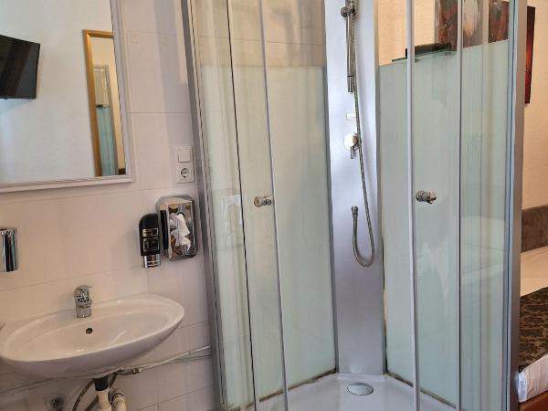 City Pension Berlin : photo 5 de la chambre chambre double avec douche privée & toilettes communes