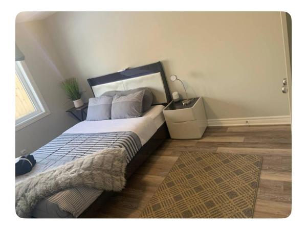 Beautiful one bedroom suite 5 minutes from Ottawa Int Airport : photo 3 de la chambre chambre double