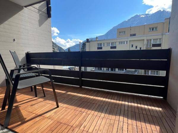 Le Bristol Leukerbad : photo 1 de la chambre chambre confort avec 1 lit double, 1 canapé-lit et balcon