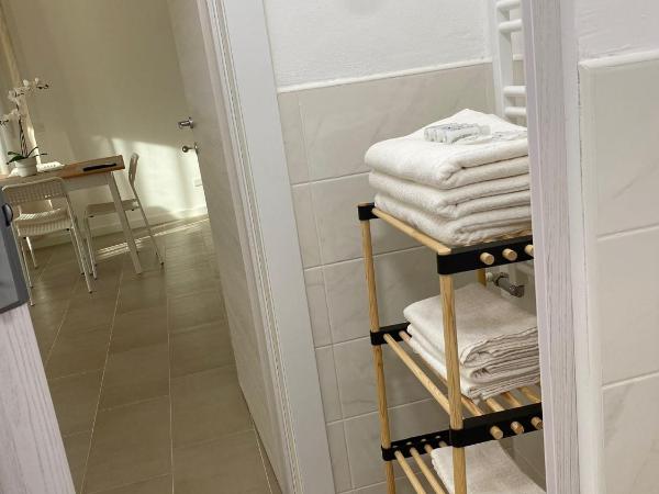 Mentana Guest House : photo 3 de la chambre chambre quadruple avec salle de bains privative
