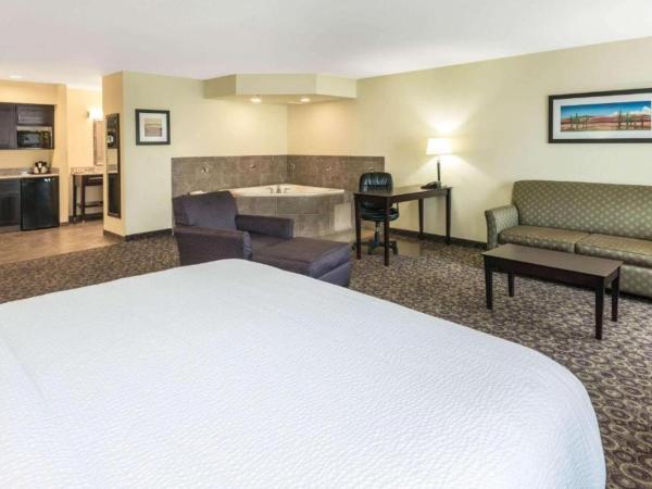 La Quinta by Wyndham Las Vegas Airport South : photo 2 de la chambre chambre lit king-size avec canapé-lit et bain à remous - accessible aux personnes à mobilité réduite - non-fumeurs