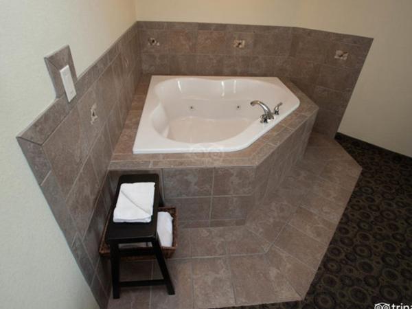 La Quinta by Wyndham Las Vegas Airport South : photo 3 de la chambre chambre lit king-size avec canapé-lit et bain à remous - accessible aux personnes à mobilité réduite - non-fumeurs
